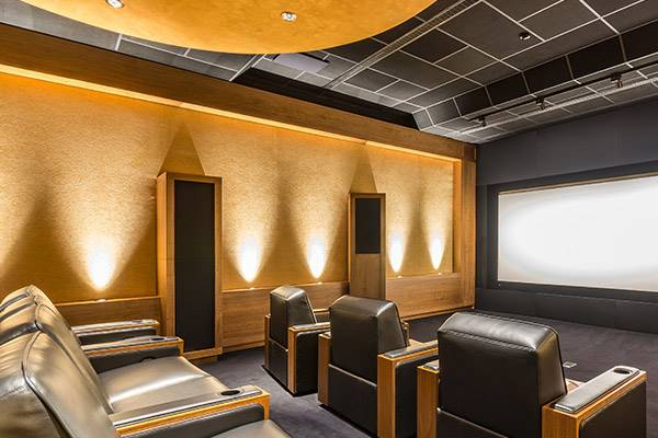 Pose des enceintes encastrées dans une salle de home cinéma, Bordeaux, Nice et Paris, IMMERSION CINÉMA